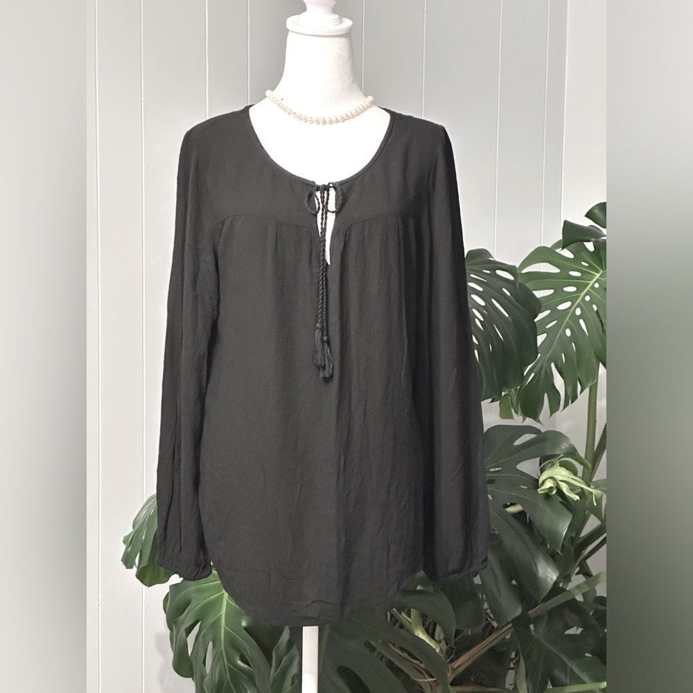 #8) Gap Black comfortable long sleeve lightweight top size medium